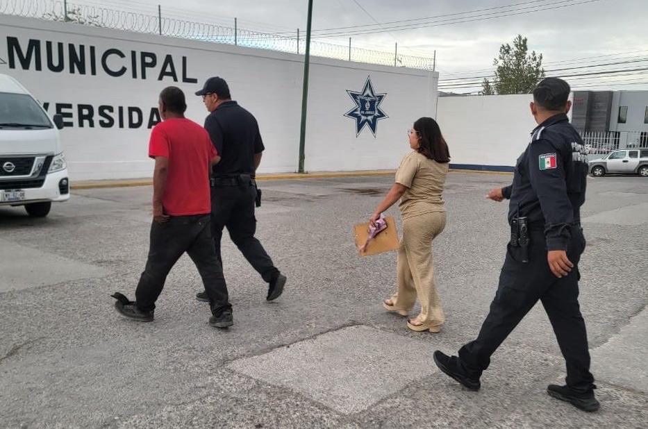 POLICÍAS EVITAN QUE HOMBRE SALTARÁ DEL PUENTE&nbsp;SANDERS