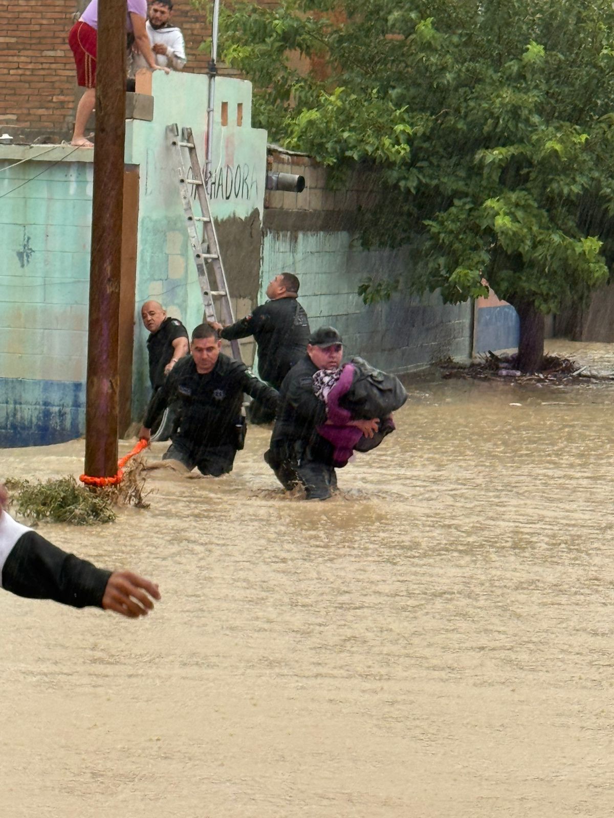 MUNICIPALES RESCATAN A FAMILIA ATRAPADA EN&nbsp;INUNDACIONES