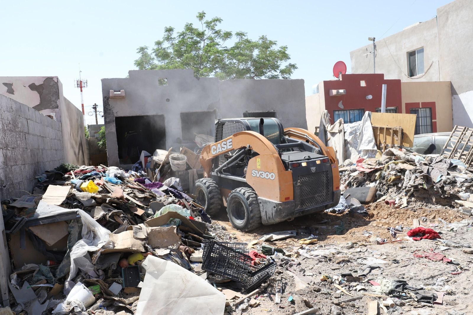 RETIRAN 40 TONELADAS DE BASURA EN UNA VIVIENDA