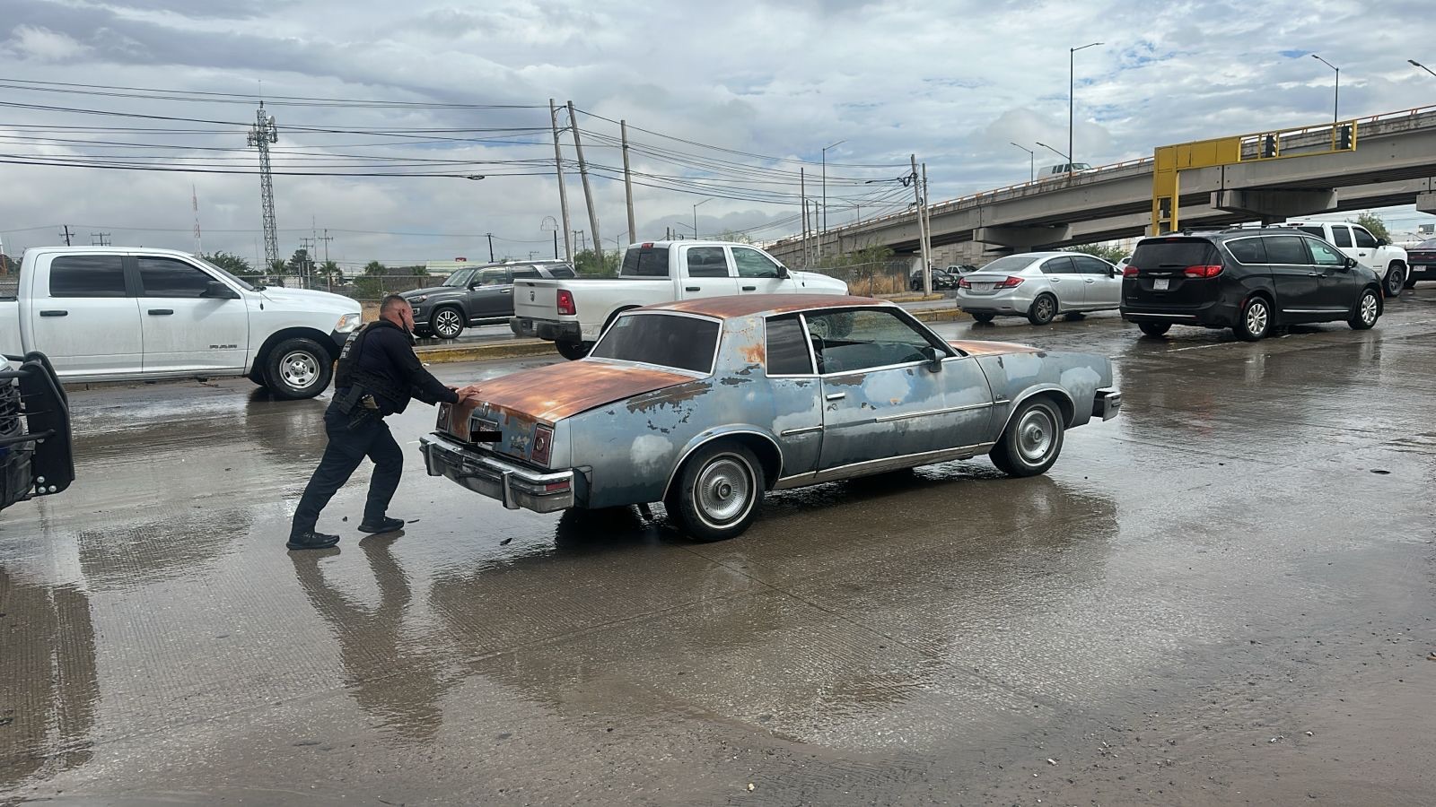 POLICÍAS AUXILIAN A AFECTADOS POR LLUVIAS EN&nbsp;JUÁREZ