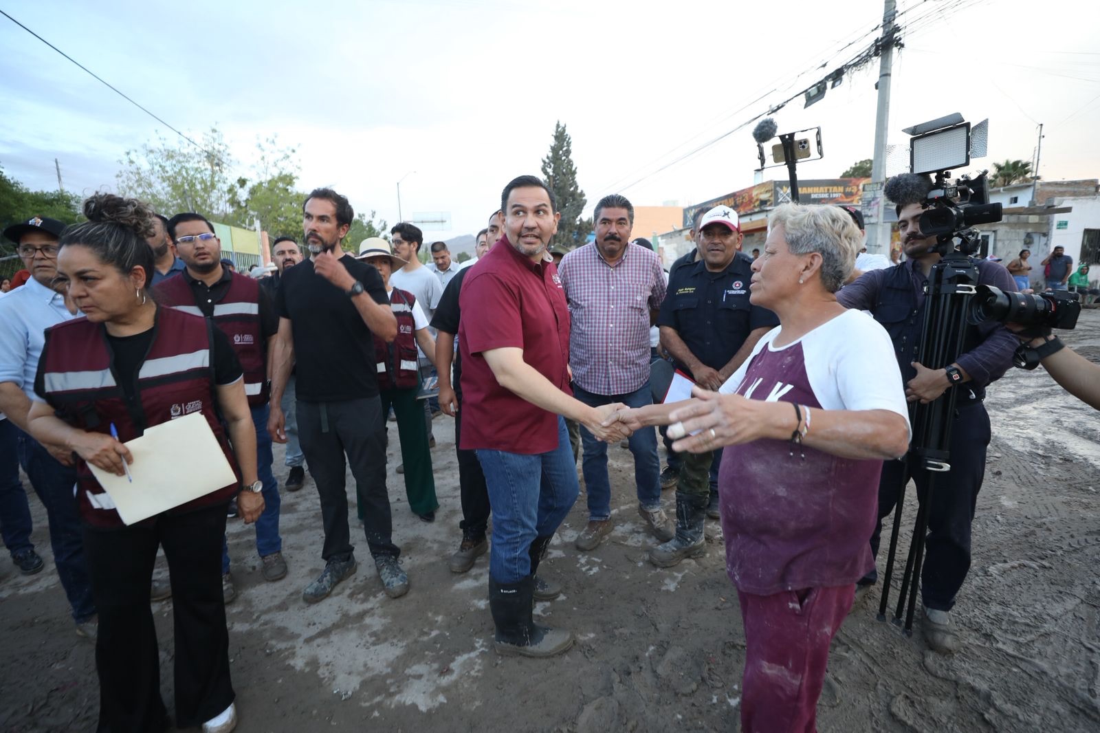 ALCALDE VISITA A FAMILIAS AFECTADAS POR LA LLUVIA; BUSCARÁN DECLARATORIA DE EMERGENCIA POR&nbsp;DAÑOS