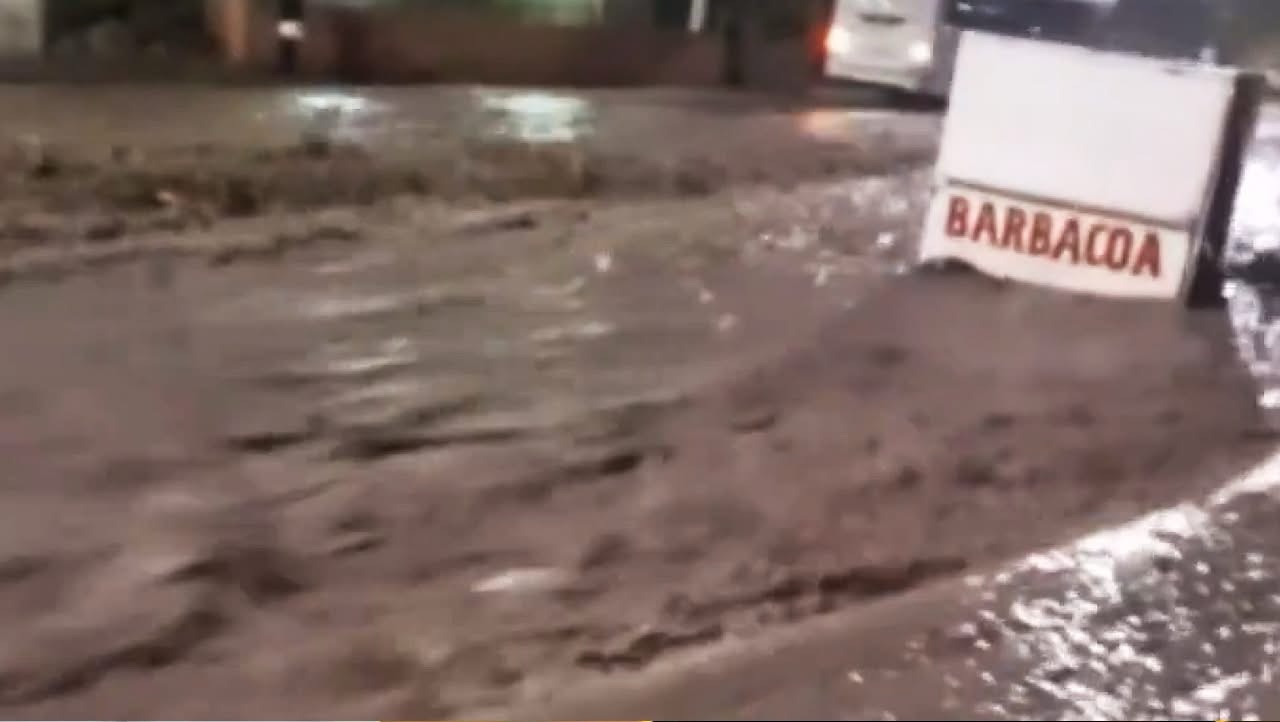 REGIDORA LUZ CLARA CRISTO Y MAQUINA DE FUEGO ENTREGAN APOYOS EN ZONA&nbsp;INUNDADA