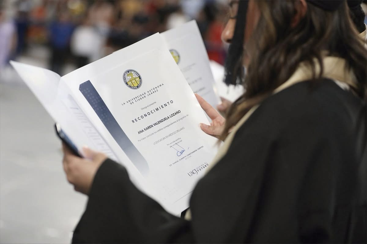 NUEVOS PROFESIONISTAS EGRESAN DEL ICB EN JUÁREZ