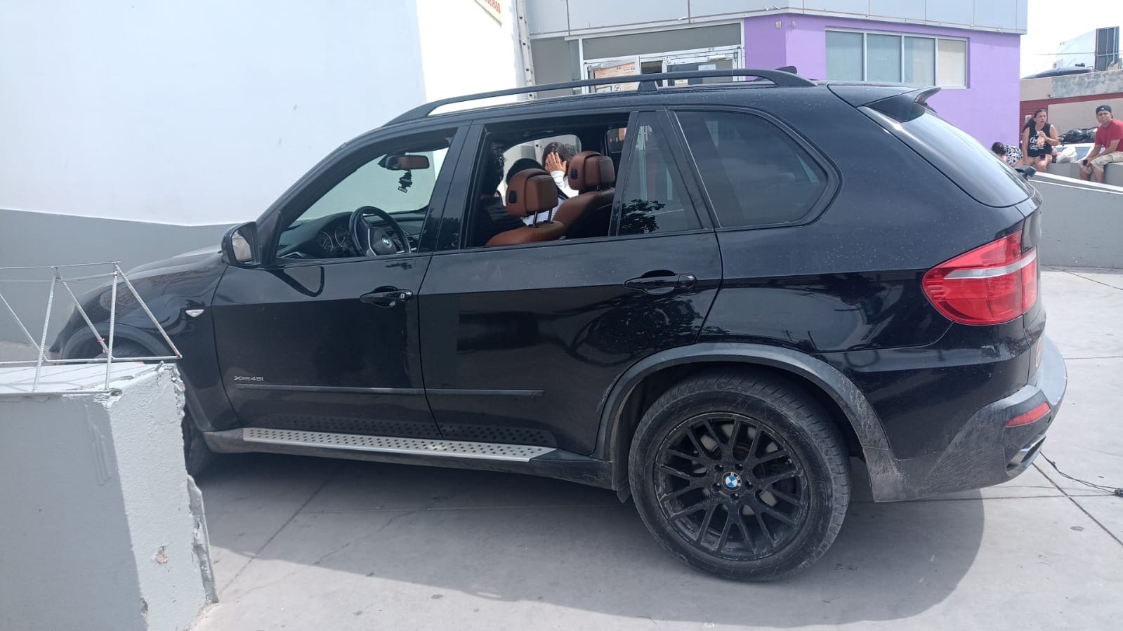 POLICÍAS AUXILIAN A MUJER EN PARTO