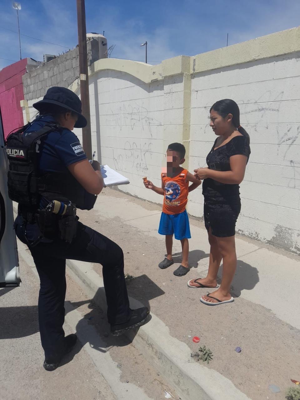 POLICÍAS SALIERON A LAS CALLES A INVITAR A NIÑOS Y ADOLESCENTES AL CAMPAMENTO DE VERANO