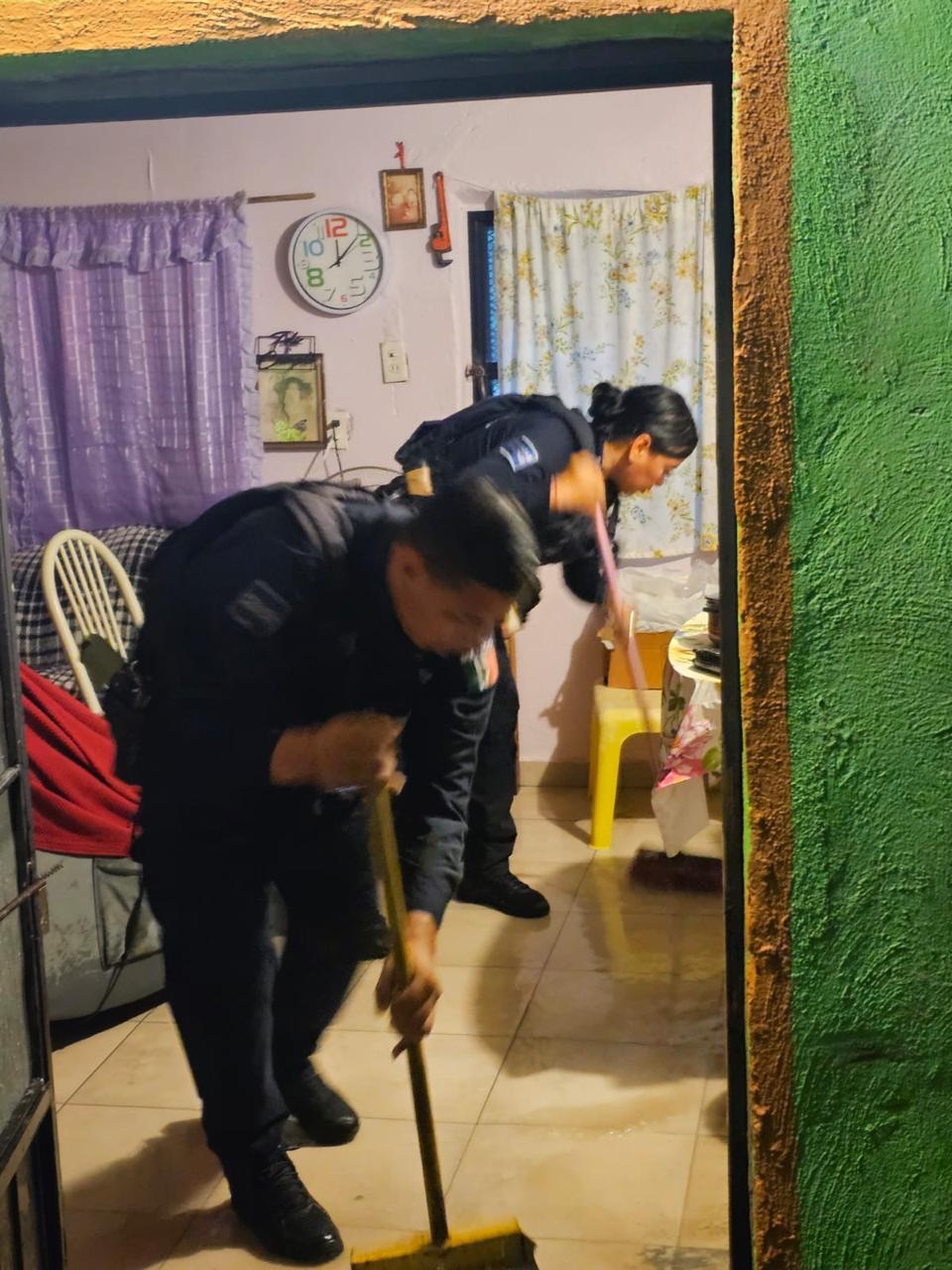 POLICÍAS APOYAN A ADULTOS MAYORES EN LLUVIA