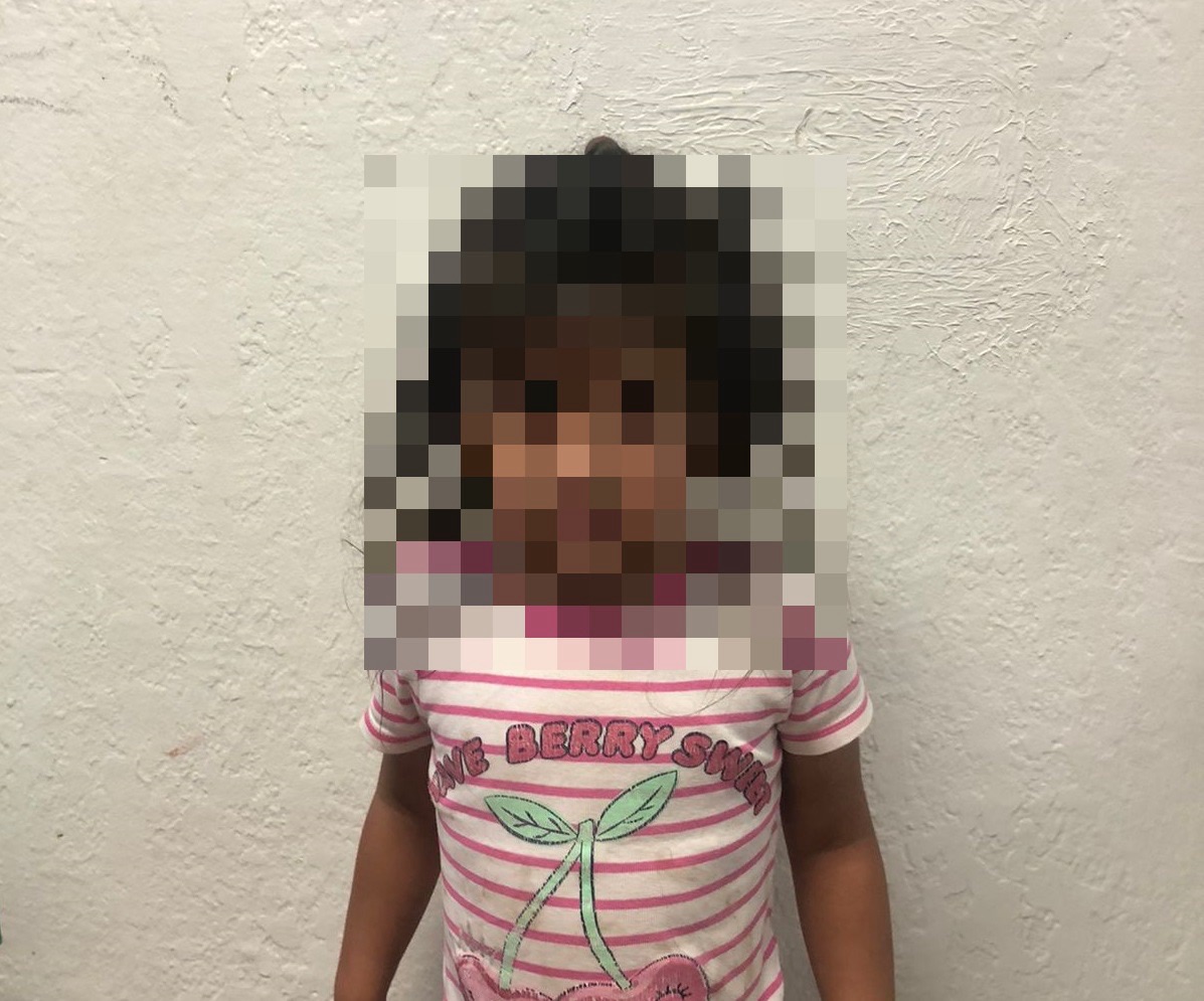 NIÑA CAMINABA SOLA EN LA CALLE, BUSCAN A SUS FAMILIARES