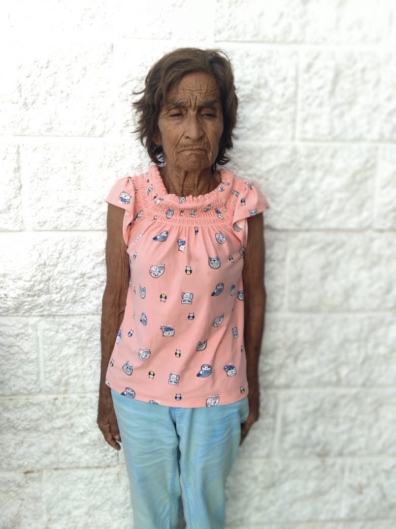 MUJER DE 72 AÑOS ESPERA A SU FAMILIA