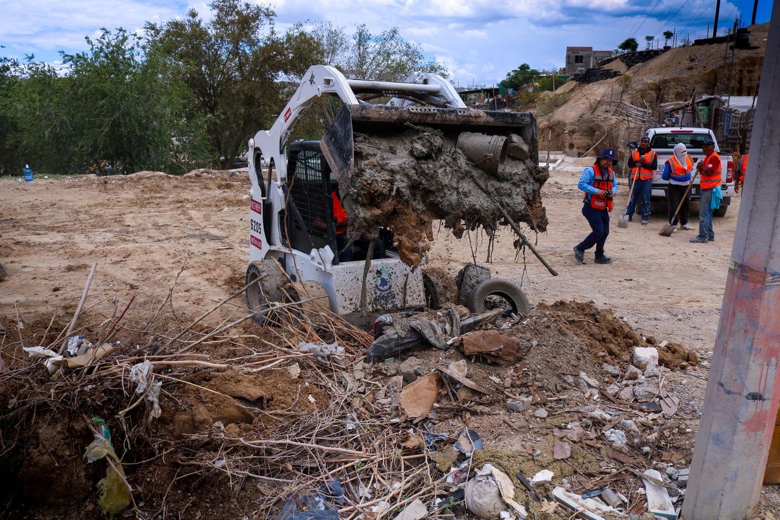 LIMPIAN DIQUE PARA PROTEGER ZONAS VULNERABLES