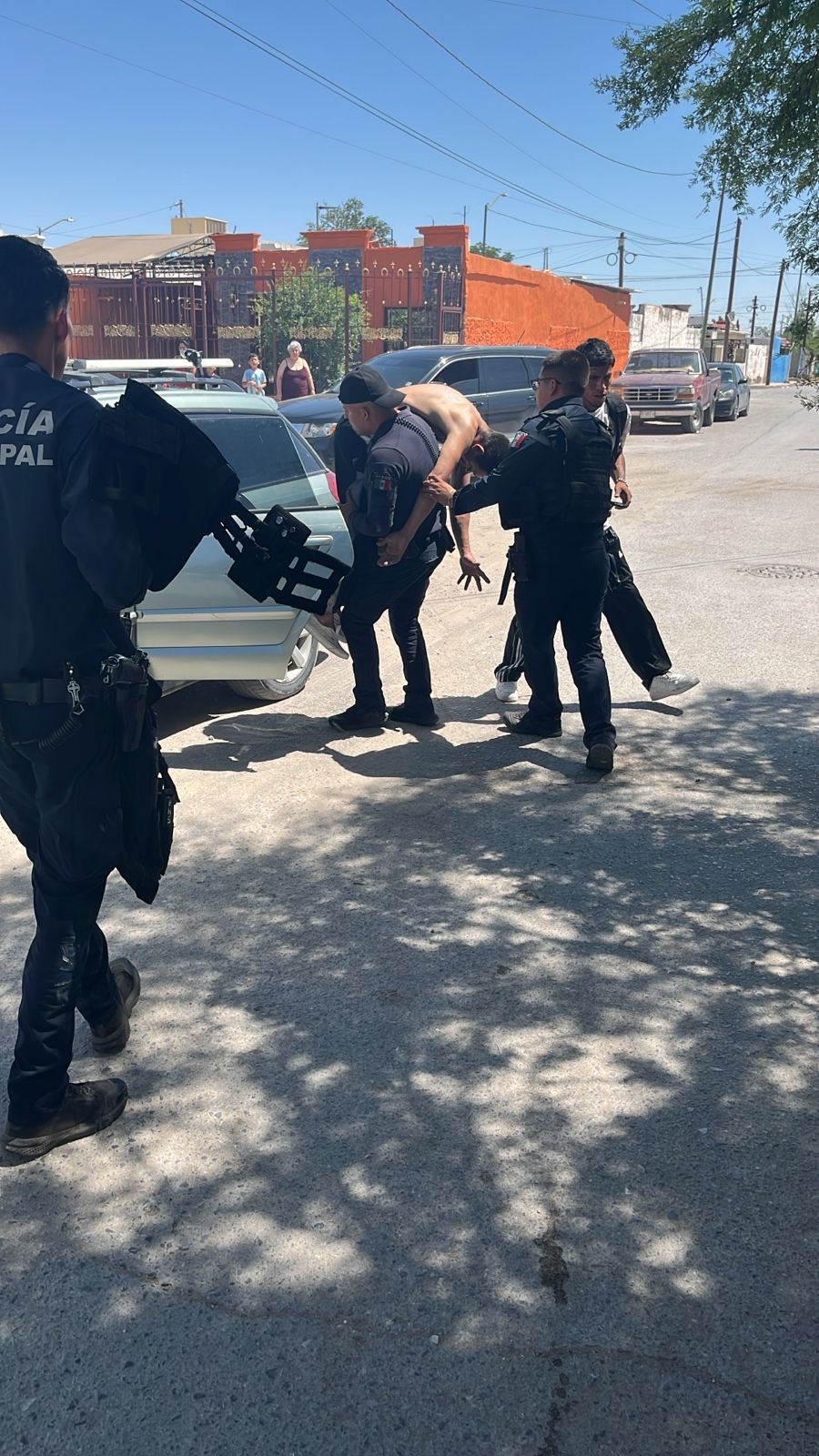 POLICÍAS EVITAN TRAGEDIA TRAS INCENDIO DOMÉSTICO