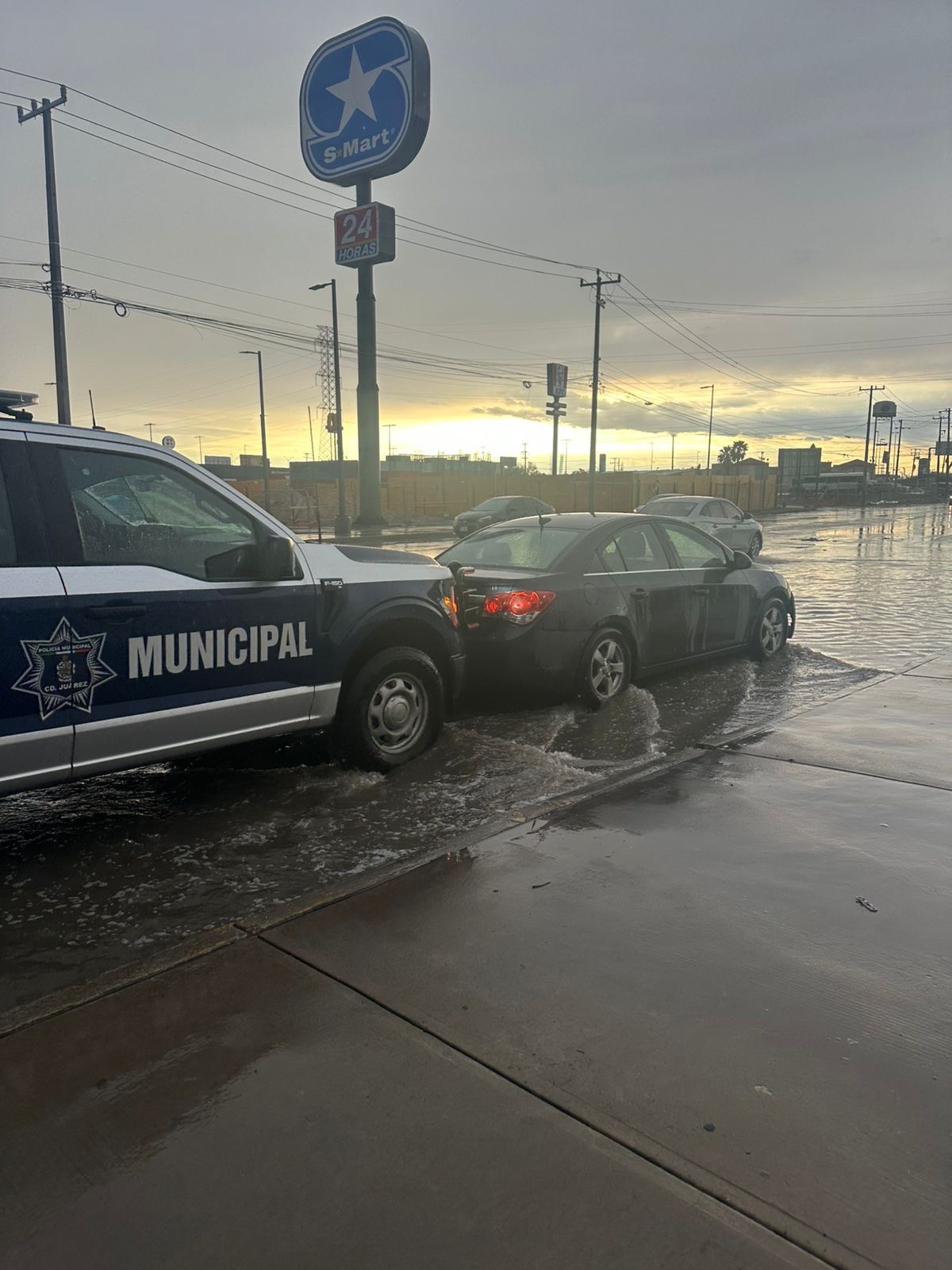 POLICÍAS APOYAN A CIUDADANOS TRAS&nbsp;LLUVIAS