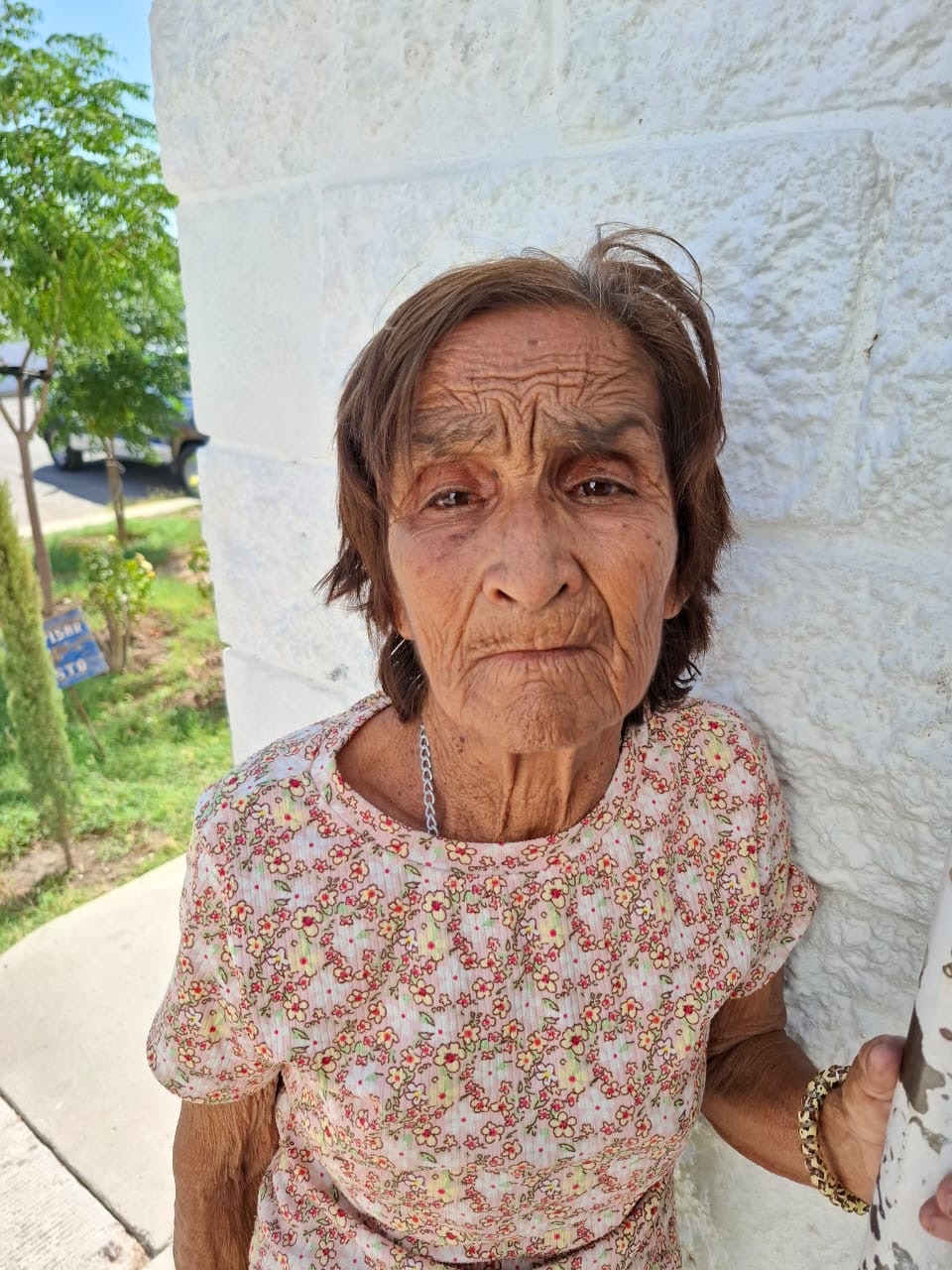 BUSCAN A FAMILIARES DE ADULTA MAYOR QUE DEAMBULABA POR LAS CALLES DESORIENTADA