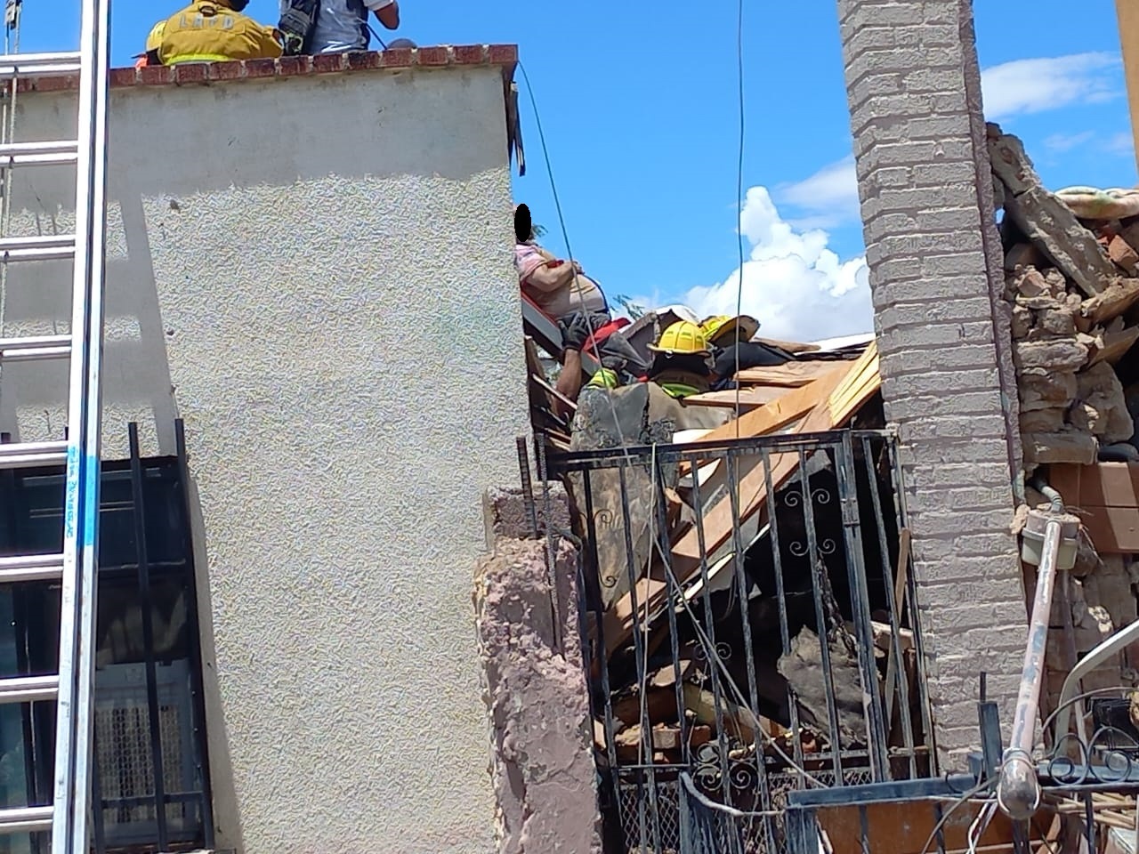 RESCATAN A HOMBRE TRAS DERRUMBE EN VIVIENDA&nbsp;COLAPSADA