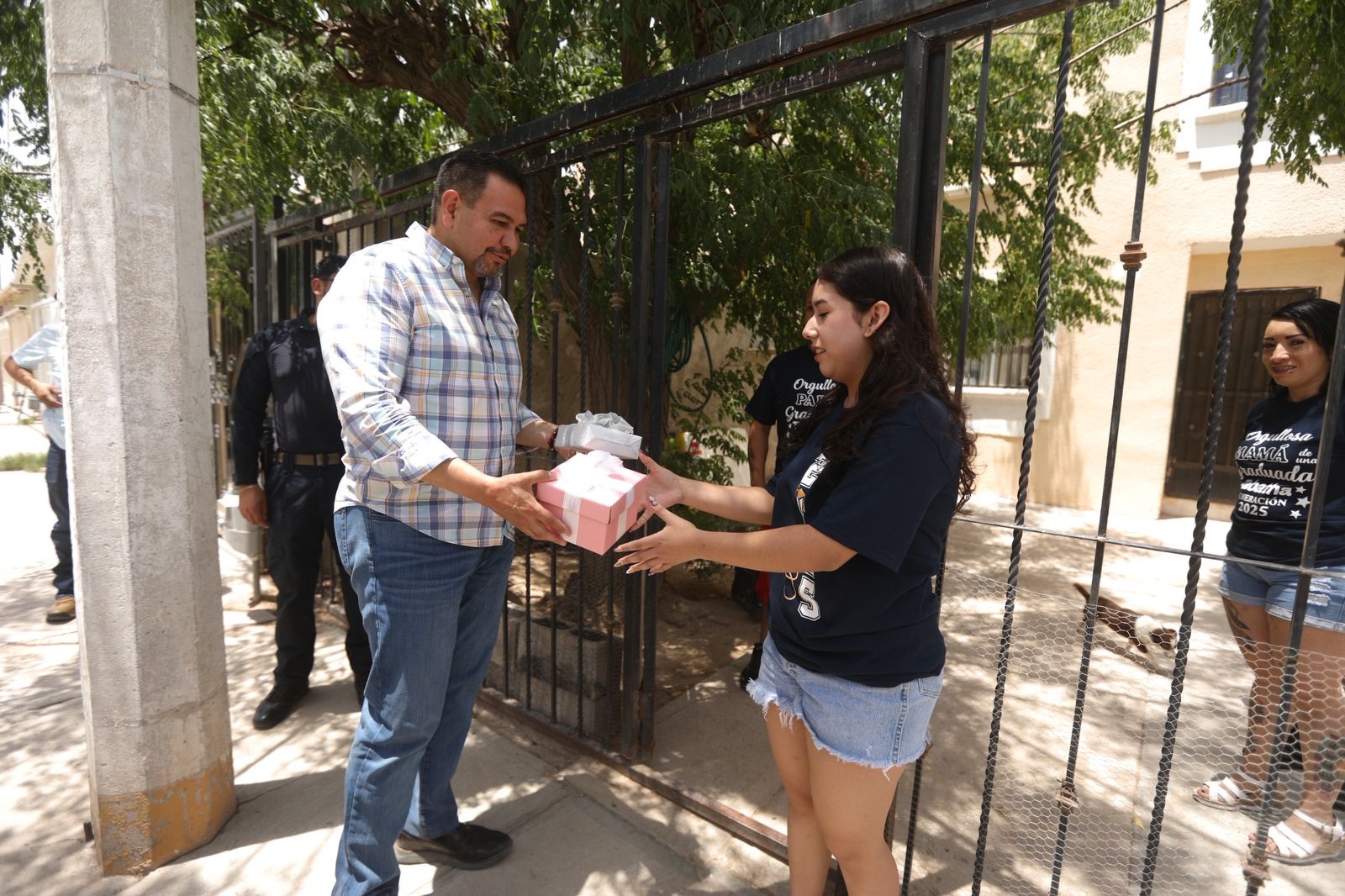 ALCALDE CUMPLE PROMESA Y LE LLEVA REGALO A QUINCEAÑEARA