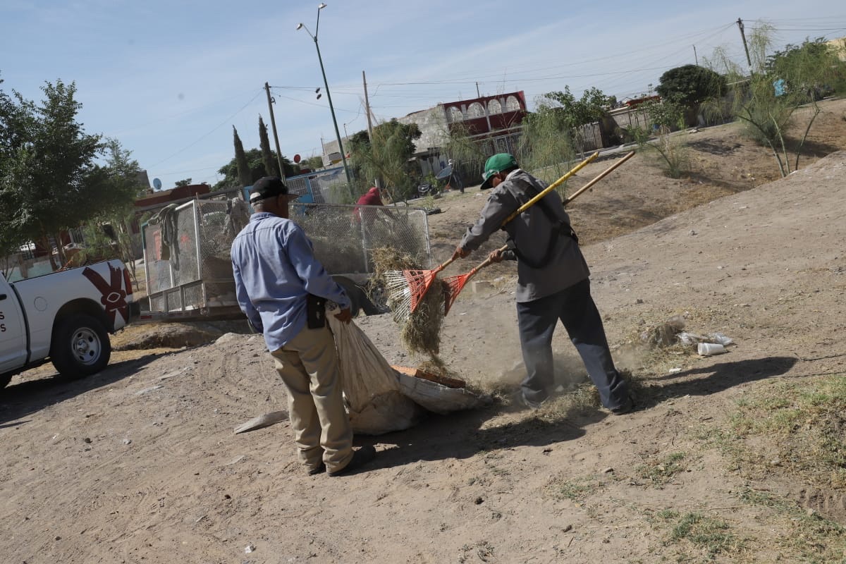 LIMPIAN Y DAN MANTENIMIENTO A PARQUES EN RIBERAS DEL BRAVO