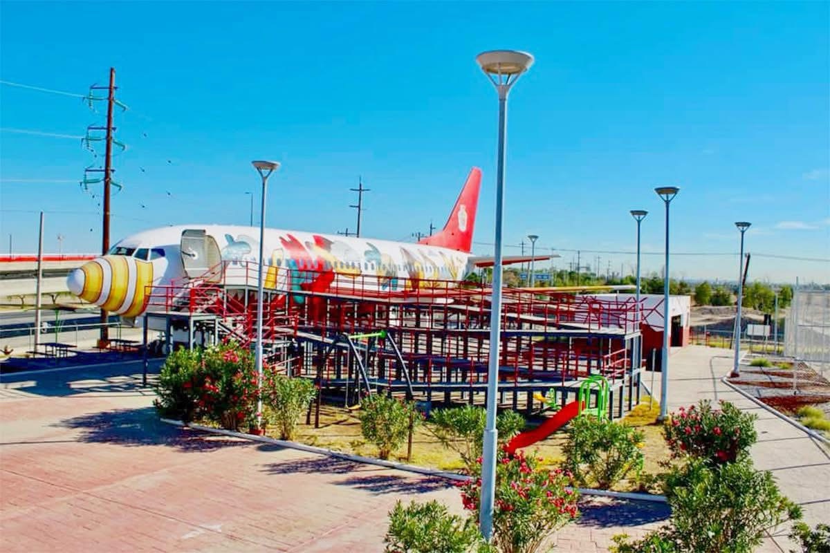 ¡UN AVIÓN LLENO DE LIBROS Y JUEGOS!