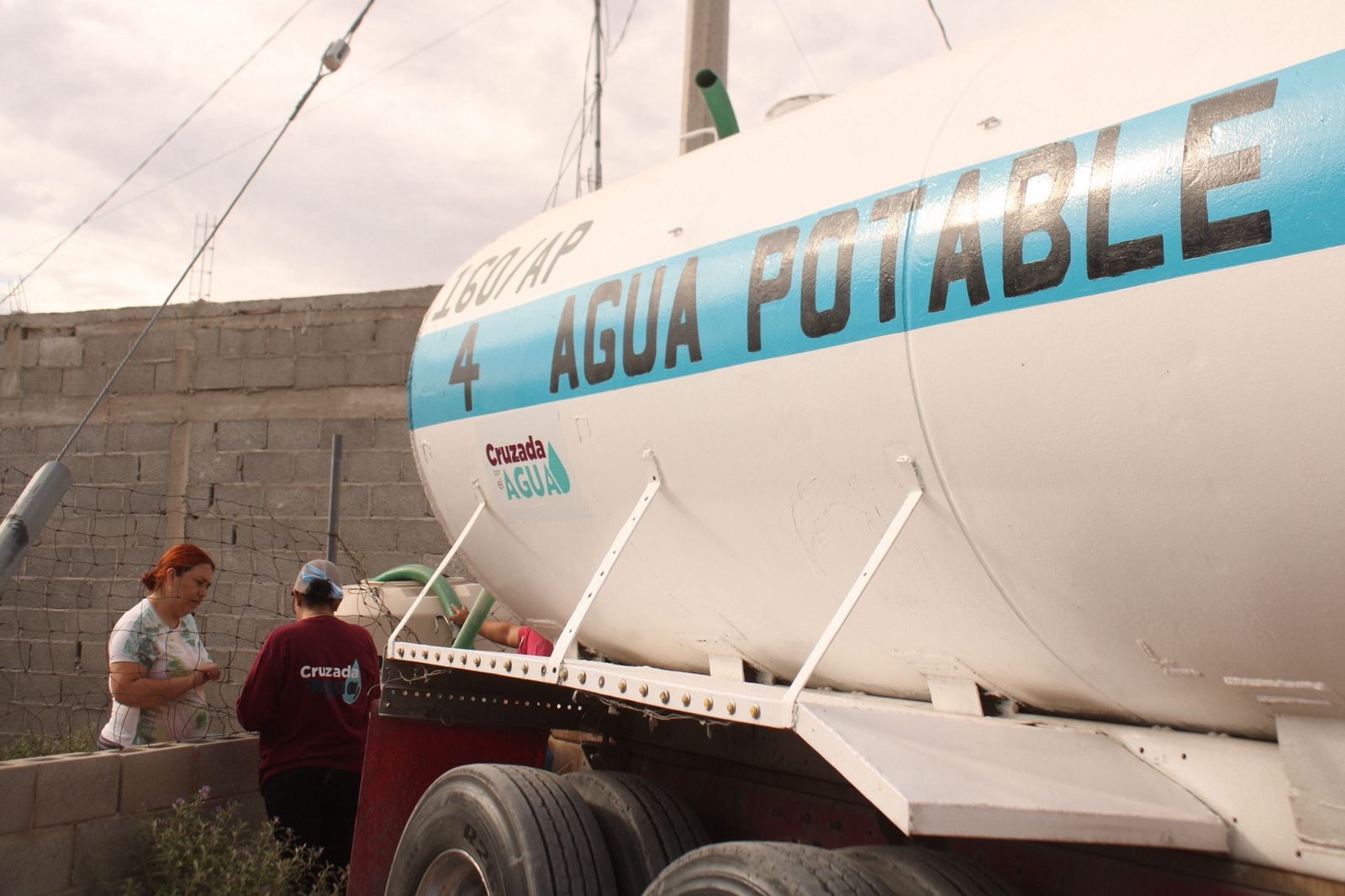 LLEVAN AGUA POTABLE A LOS&nbsp;KILÓMETROS