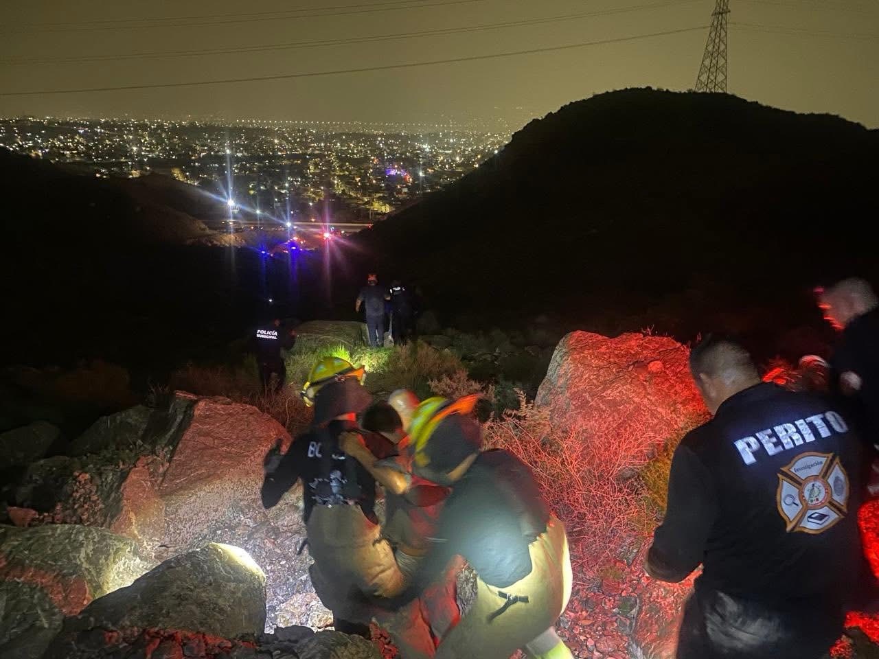 RESCATAN A JÓVENES QUE SUBIERON AL CERRO Y YA NO PODÍAN BAJAR
