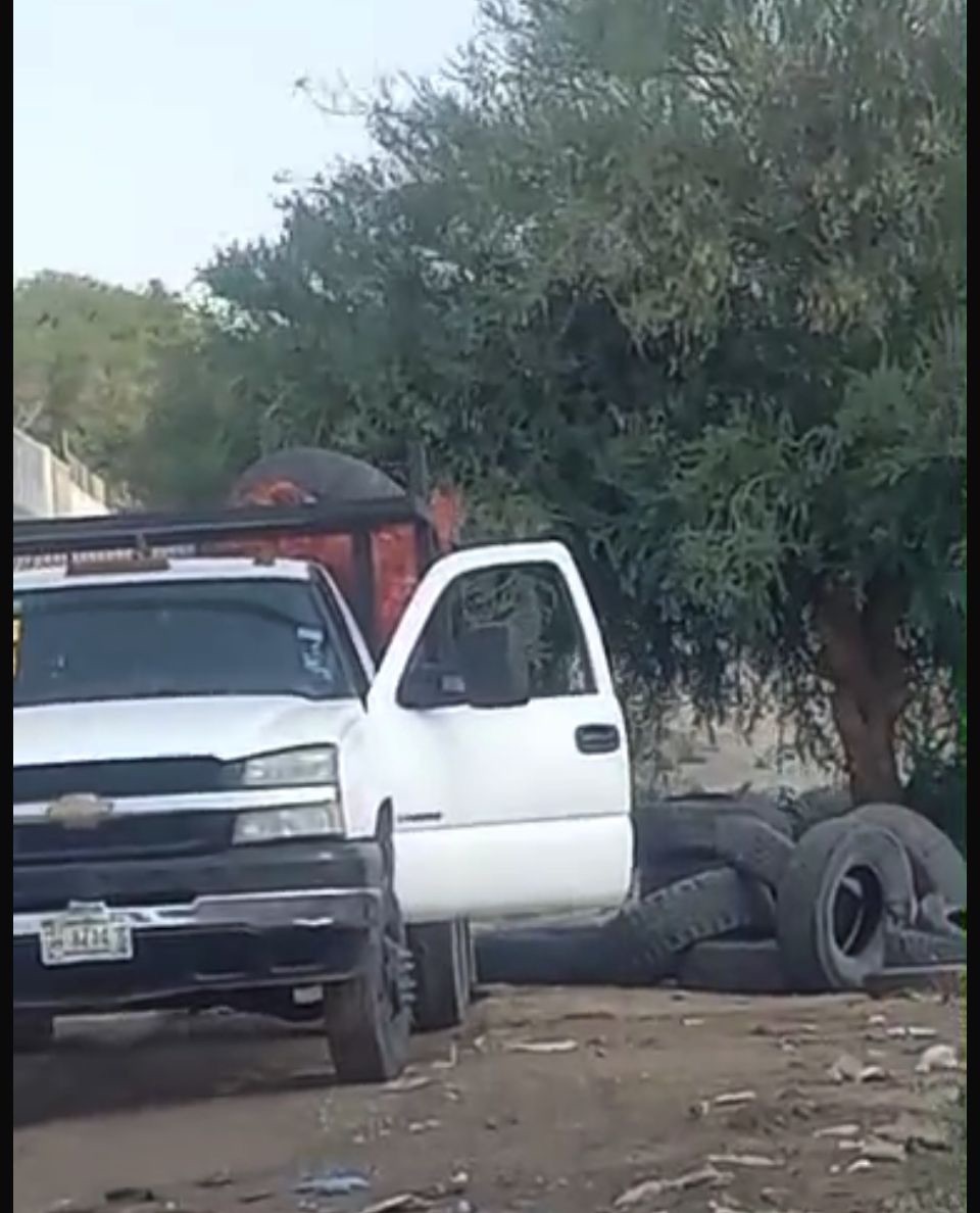 DETECTAN A DOS TIRANDO LLANTAS Y BASURA EN PLENA CALLE, MULTA FUE DE 11 MIL PESOS