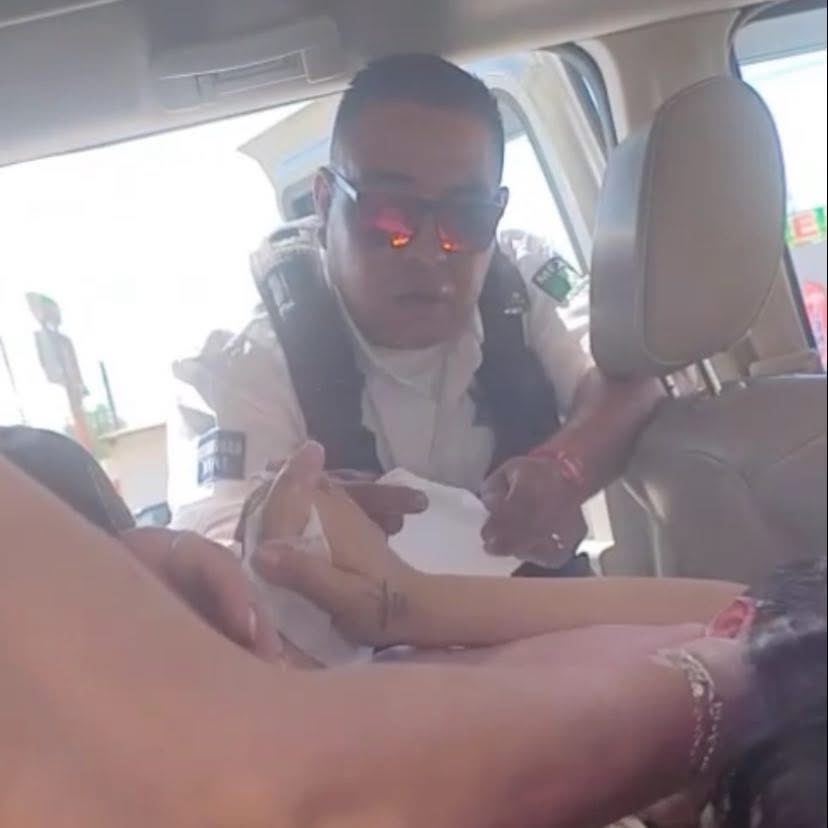 POLICÍAS VIALES AUXILIAN A MUJER EN LABOR DE PARTO