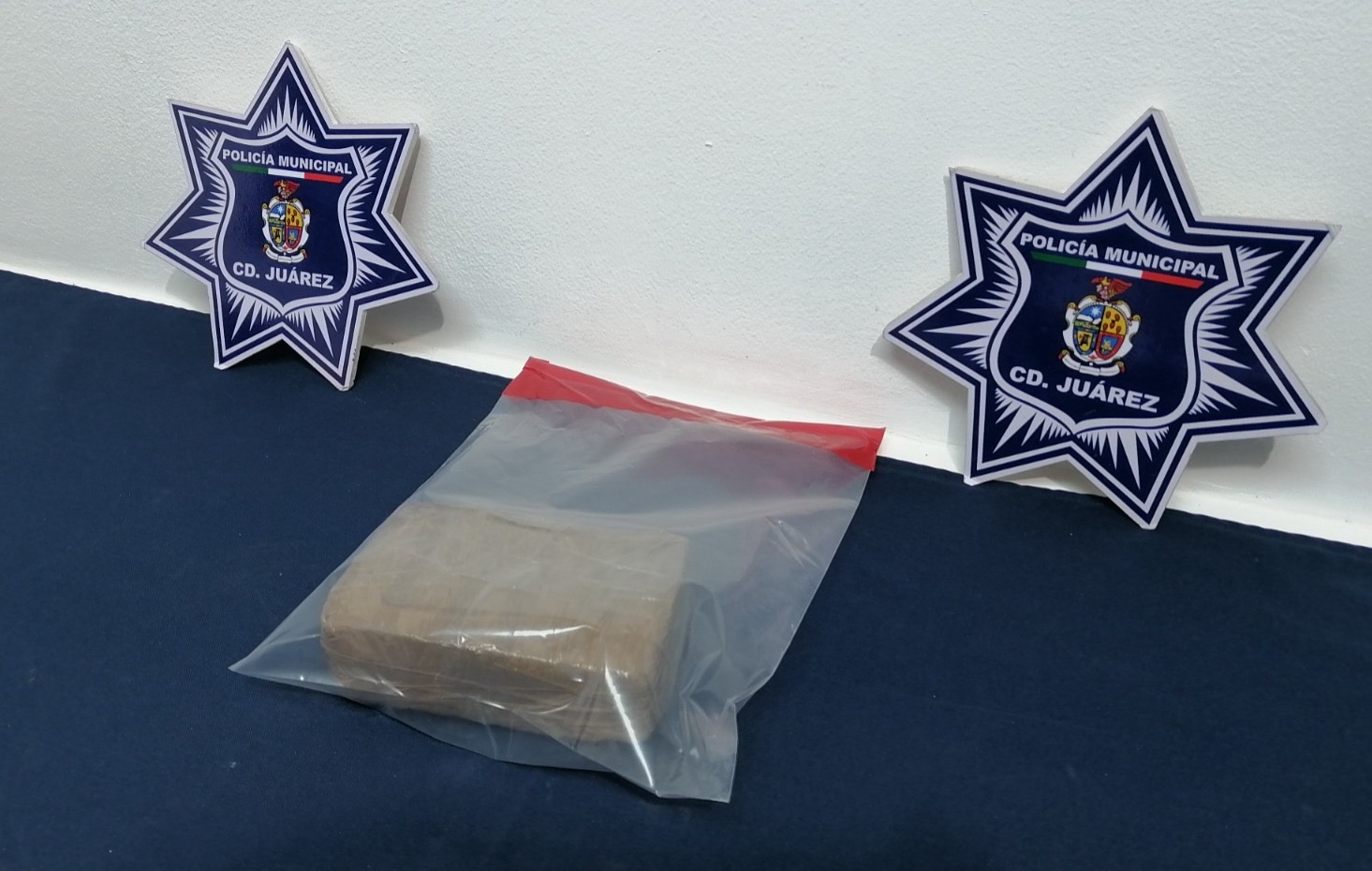 DETIENEN A MENOR CON PAQUETE DE HIERBA