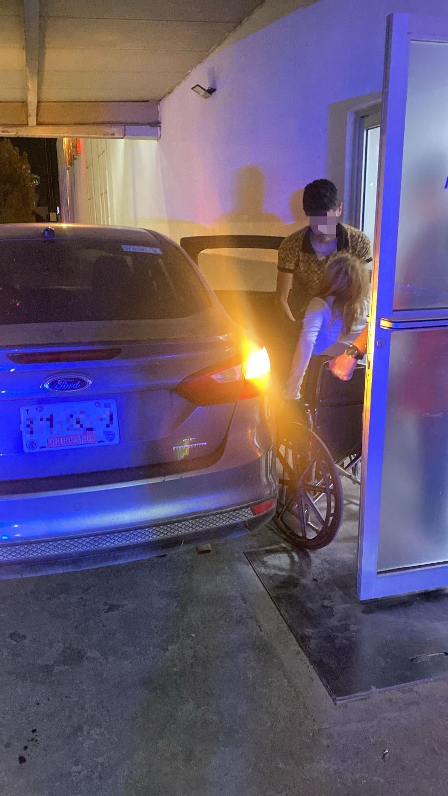 POLICÍAS ABREN PASO A VEHÍCULO EN LABOR DE PARTO