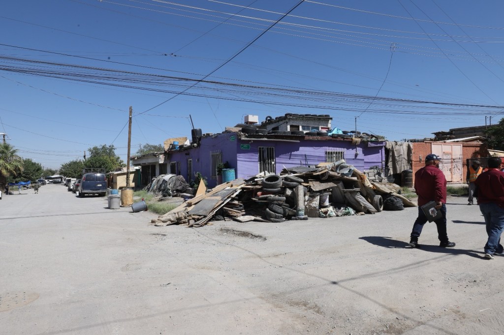 RETIRAN TILICHES DE BANQUETA Y MULTAN A VECINO EN COLONIA&nbsp;INDUSTRIAL