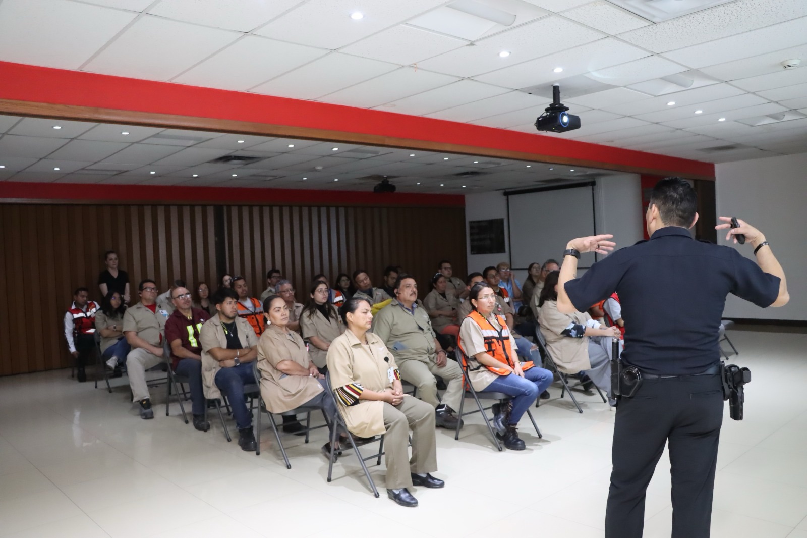 EMPLEADOS RECIBEN CONSEJOS CONTRA ROBO A CASA