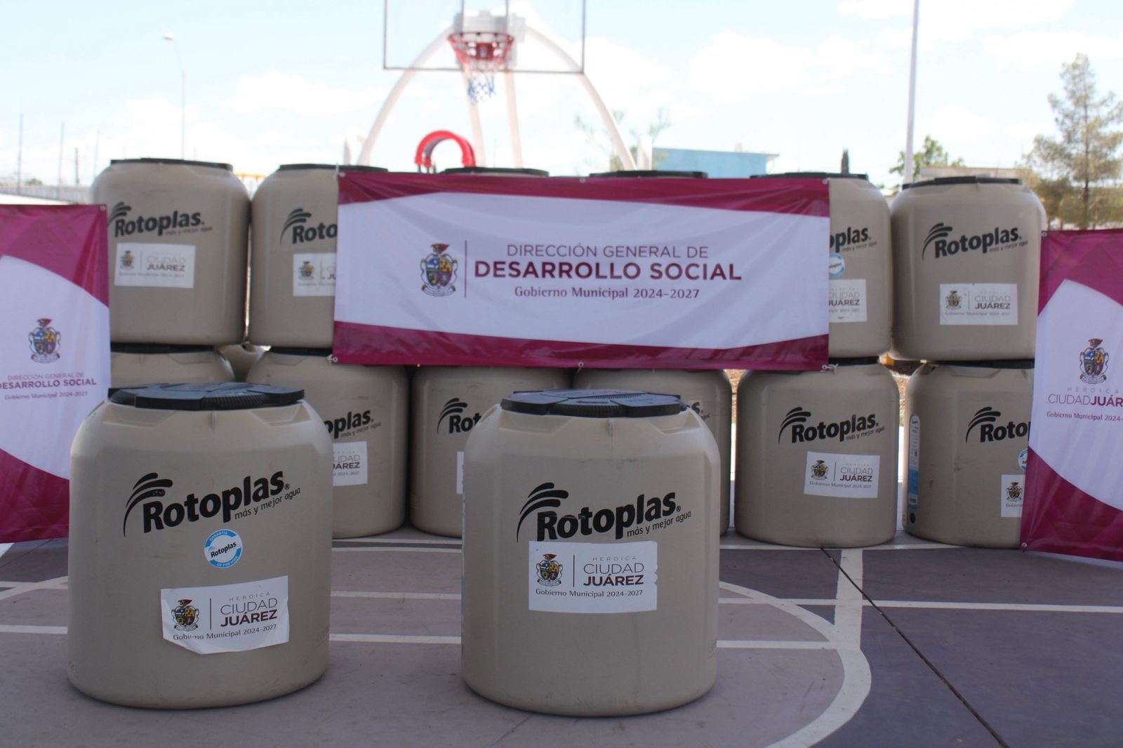 ENTREGAN AGUA Y TINACOS EN COLONIAS SIN RED&nbsp;HIDRÁULICA