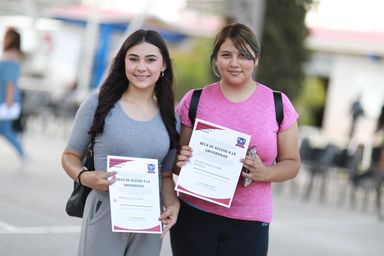 ENTREGA DE BECAS UNIVERSITARIAS EN ESCUELA NORMAL CHIHUAHUA