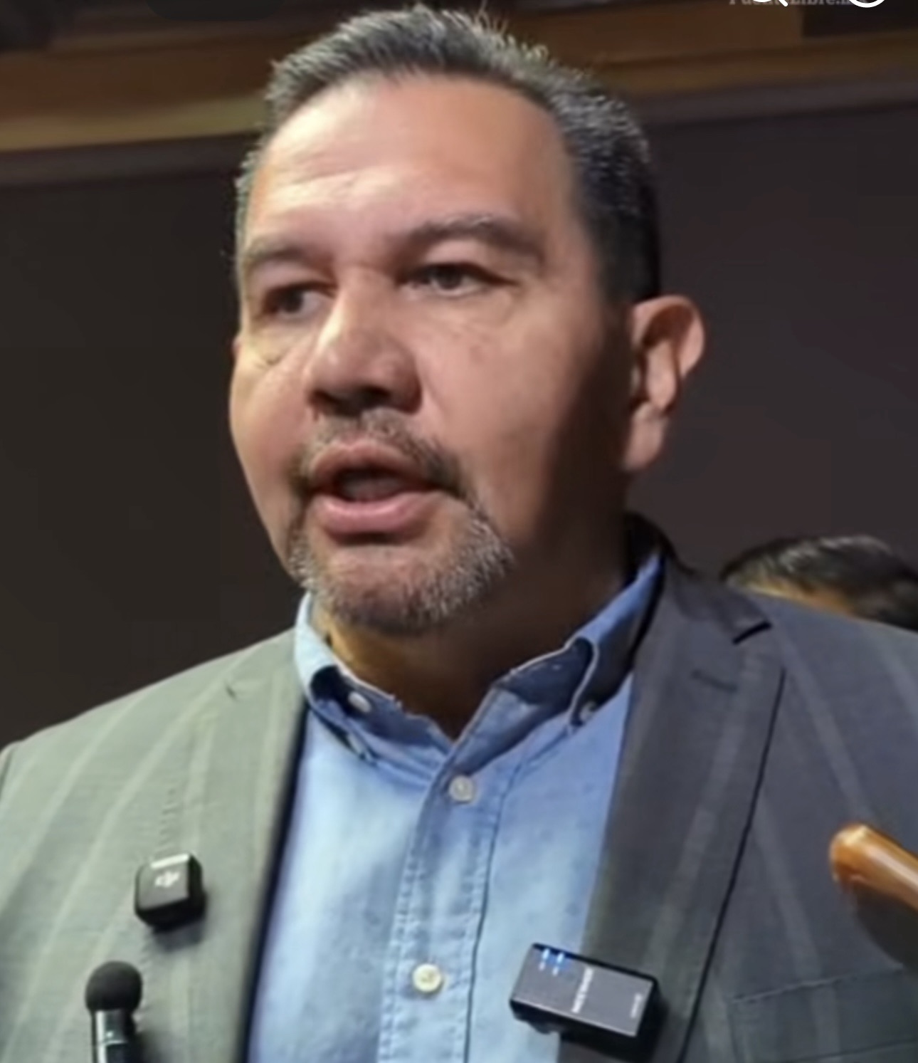 ALCALDE APOYA A MUNICIPAL TRAS CATEO; PRESUNTA SIEMBRA DE DROGA Y ABUSO SEXUAL DE ESTATALES