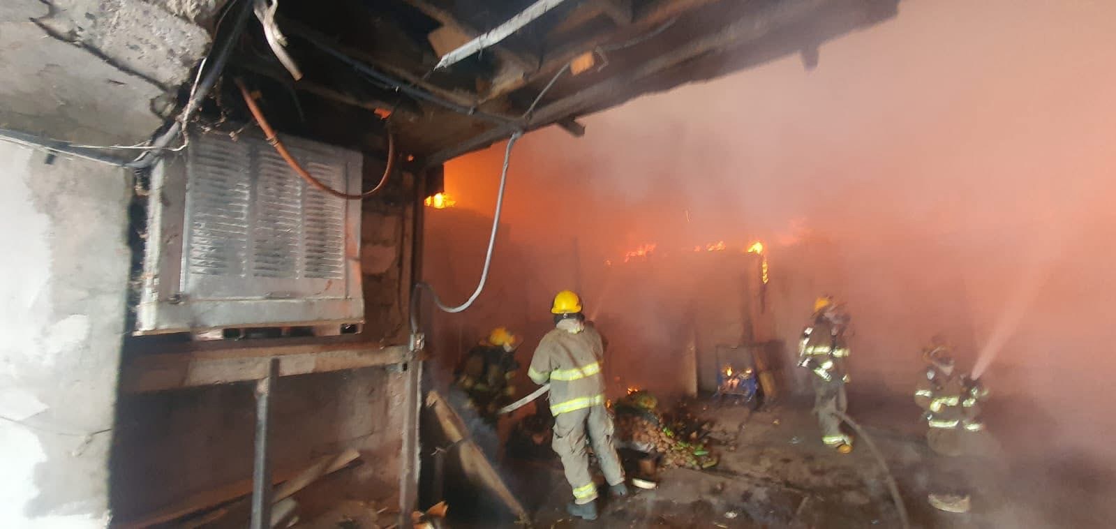 BOMBEROS COMBATEN FUEGO EN BODEGA DE FRUTAS Y&nbsp;DESECHABLES