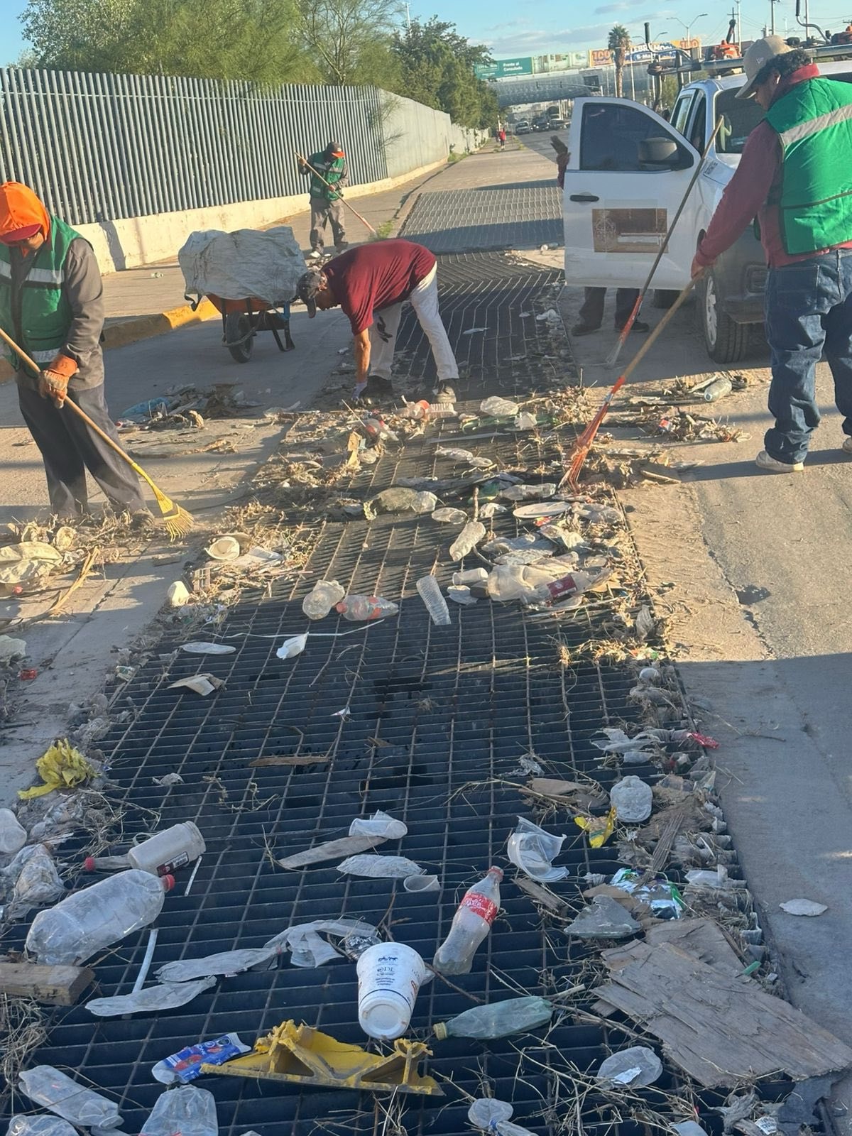 RETIRAN BASURA DE REJILLAS PARA EVITAR INUNDACIONES