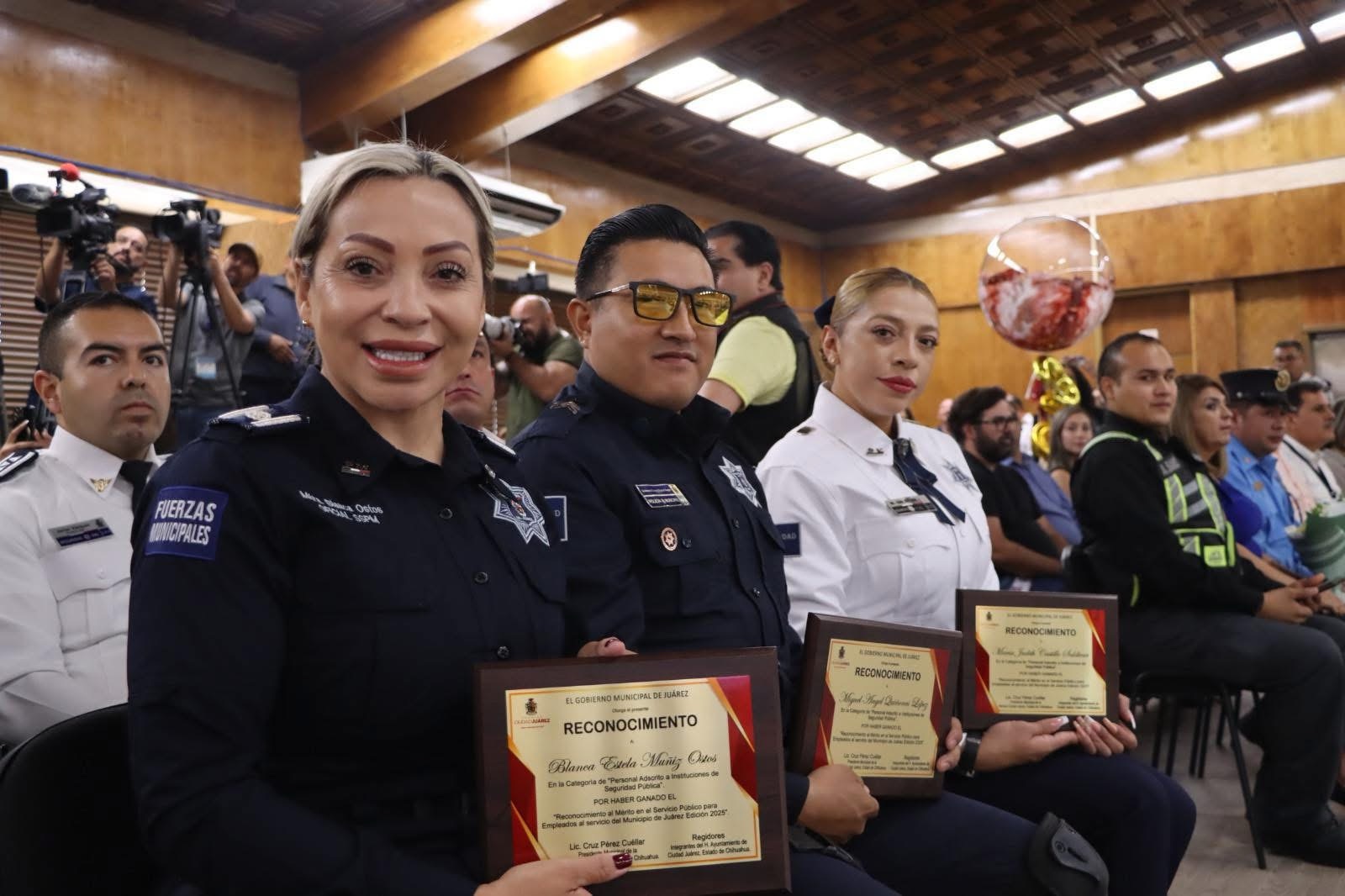 CABILDO ENTREGA RECONOCIMIENTOS A OFICIALES DE LA&nbsp;SSPM