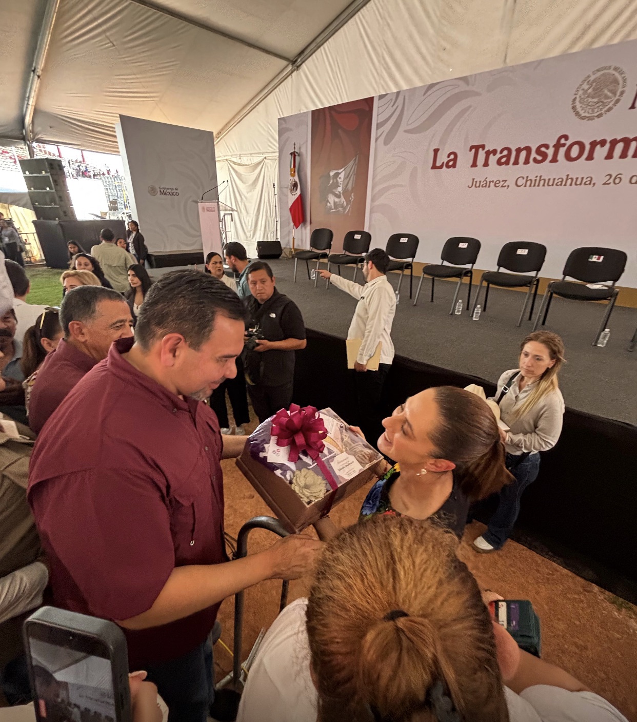 CRUZ PÉREZ CUÉLLAR ENTREGA OBSEQUIOS A CLAUDIA SHEINBAUM