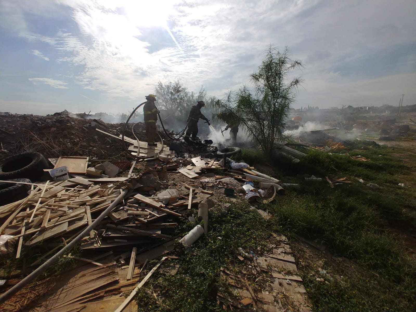 BOMBEROS ATIENEN INCENDIO EN NUEVA DEMOCRACIA