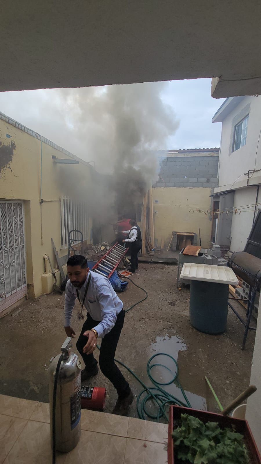 RESCATAN A HOMBRE DE VIVIENDA DURANTE INCENDIO EN JUÁREZ