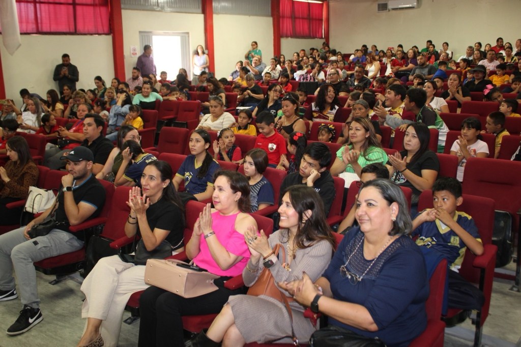 ENTREGAN DE MOCHILAS Y ÚTILES A ESTUDIANTES DE&nbsp;JUÁREZ