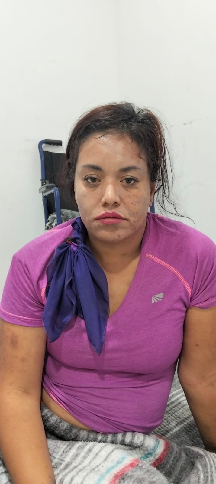 POLICÍAS AUXILIAN A MUJER DESORIENTADA EN VÍA PÚBLICA; BUSCAN A SUS&nbsp;FAMILIARES