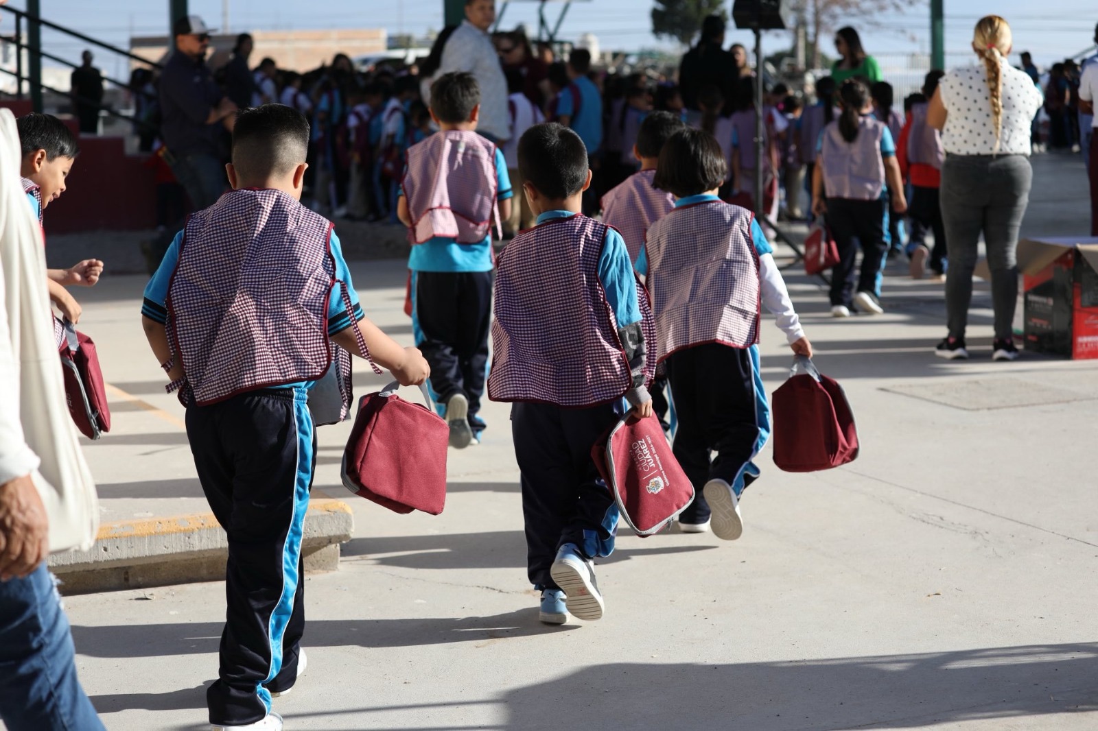 MOCHILAS Y LONCHERAS LLEGAN A ESCUELAS DE JUÁREZ