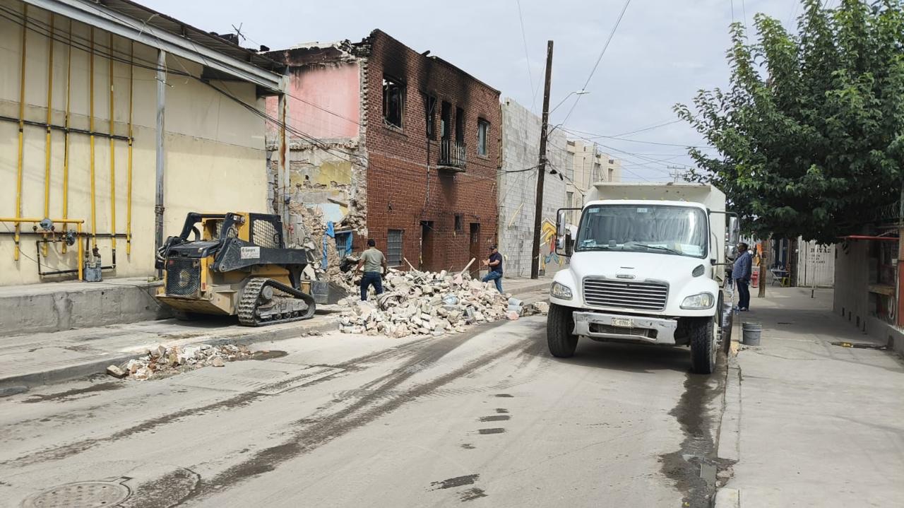 RETIRAN ESCOMBROS EN EDIFICIO DE LA CALLE MARISCAL