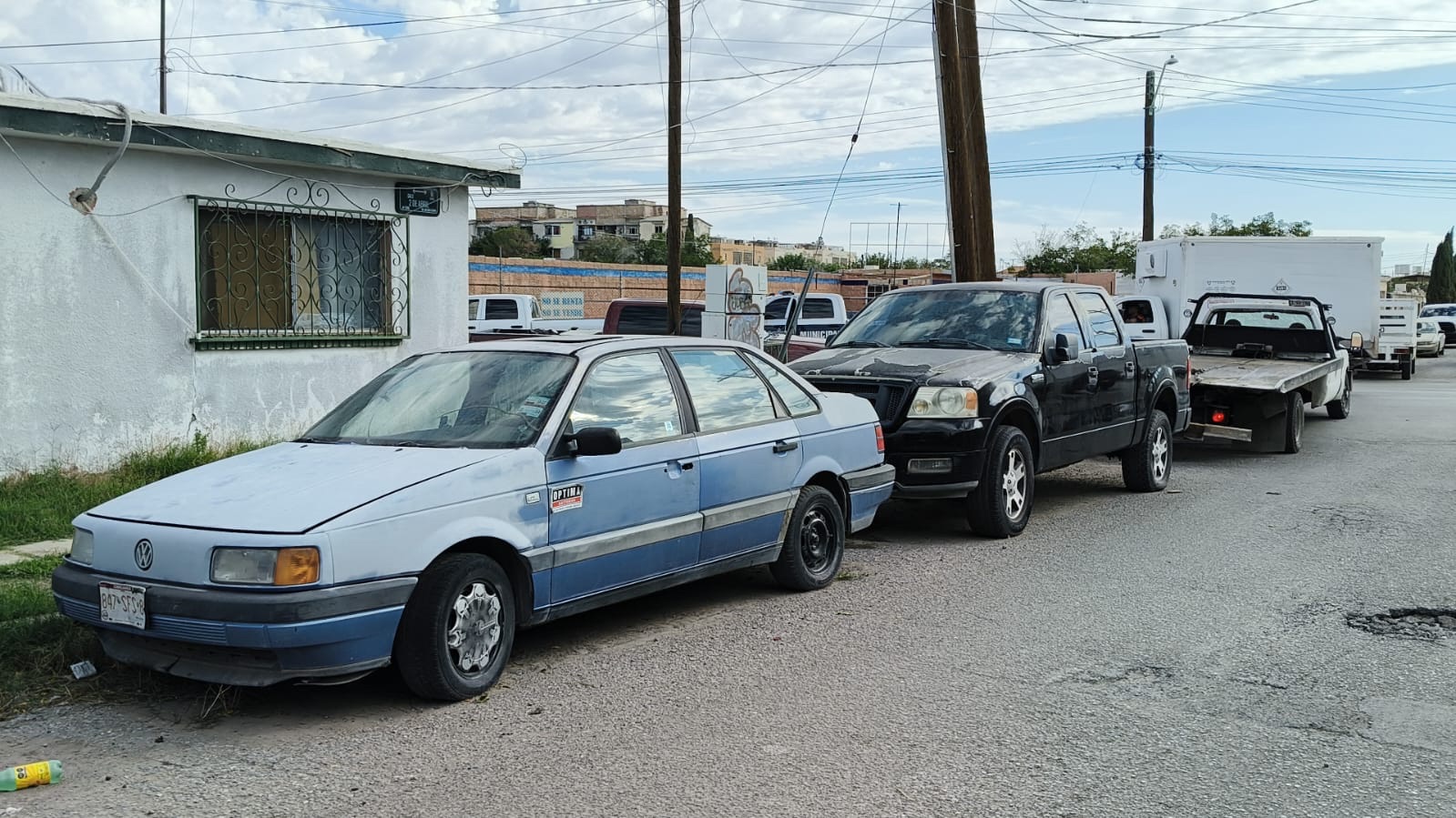 RETIRAN VEHÍCULOS ABANDONADOS EN LA MELCHOR OCAMPO