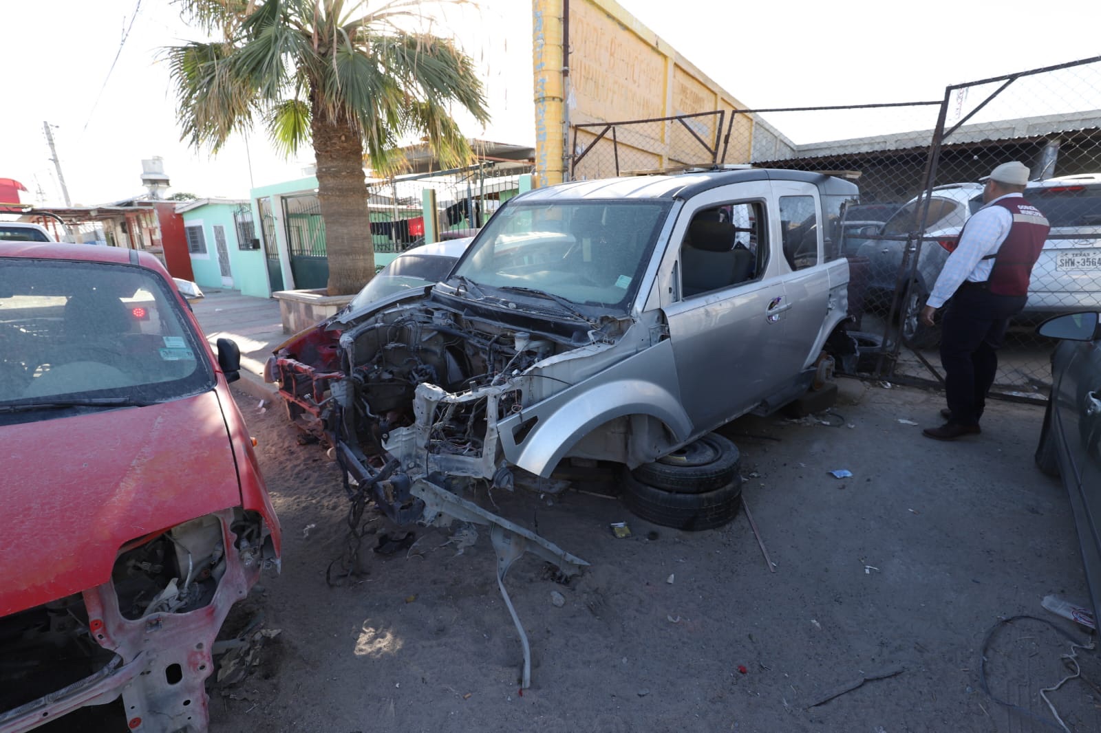 FUERA AUTOS Y CHATARRA DE LA VÍA PUBLICA