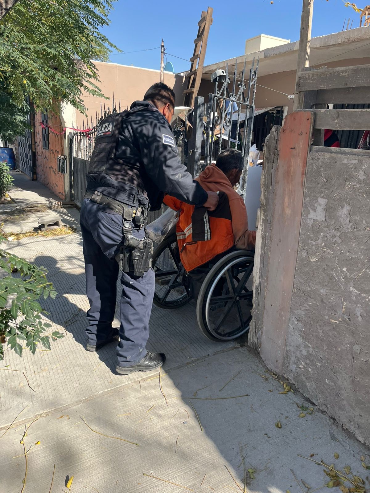 POLICÍAS APOYAN A CIUDADANO CON DISCAPACIDAD