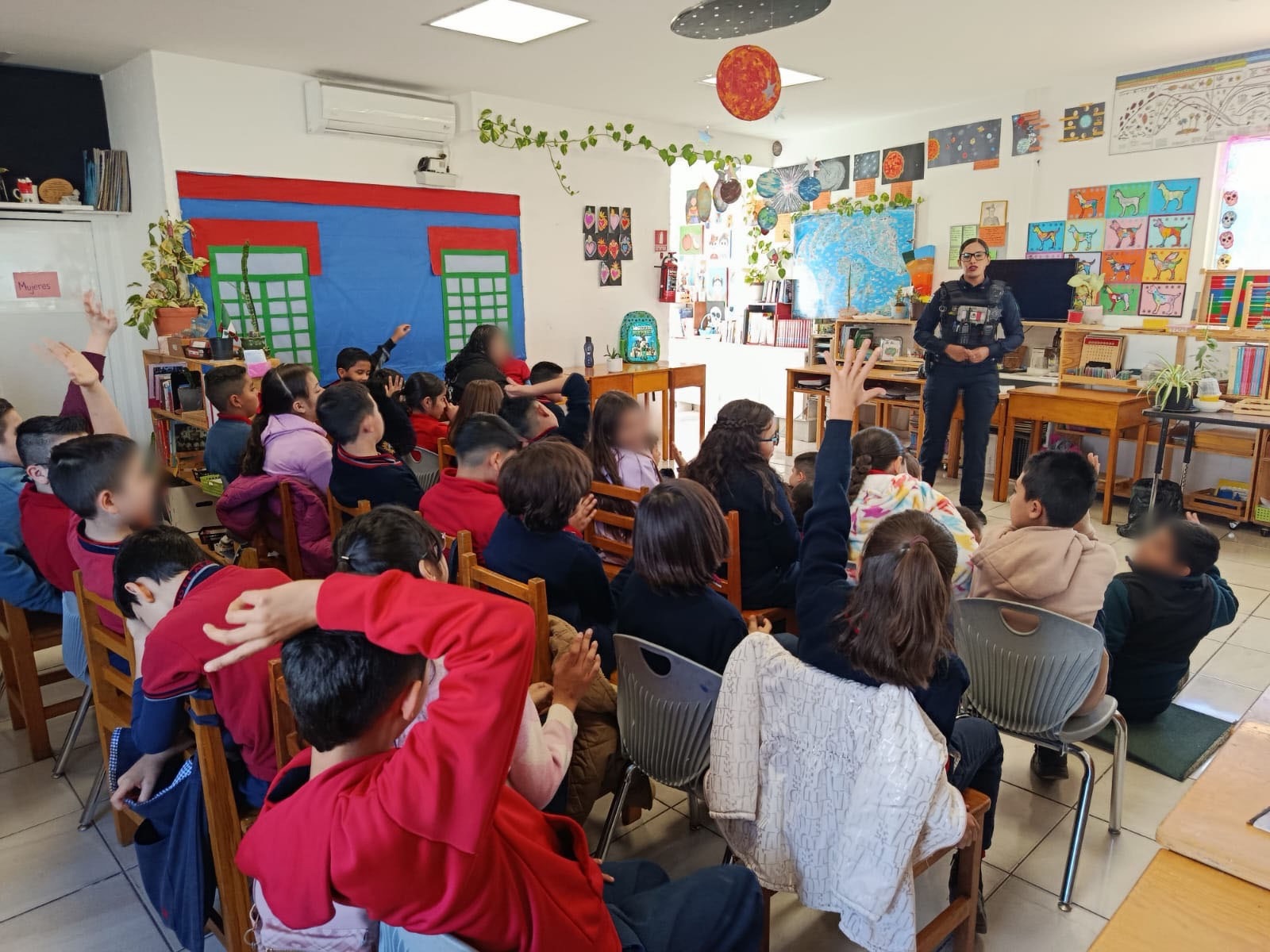 POLICÍAS ENSEÑAN A NIÑOS CÓMO CONVIVIR&nbsp;MEJOR