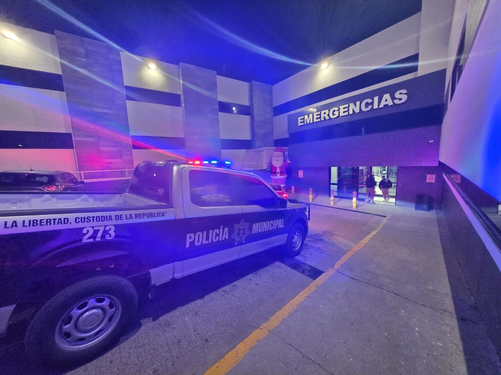 POLICÍA APOYA TRASLADO URGENTE DE MUJER EN&nbsp;VEHÍCULO