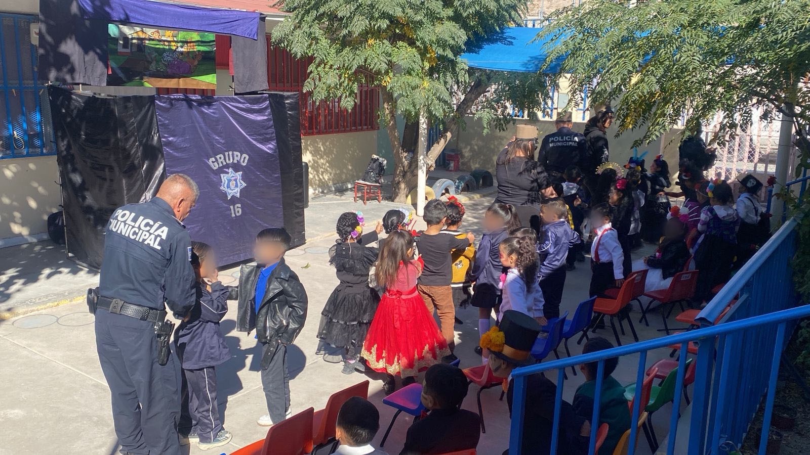 POLICÍA Y NIÑOS COMPARTEN UNA MAÑANA DE APRENDIZAJE