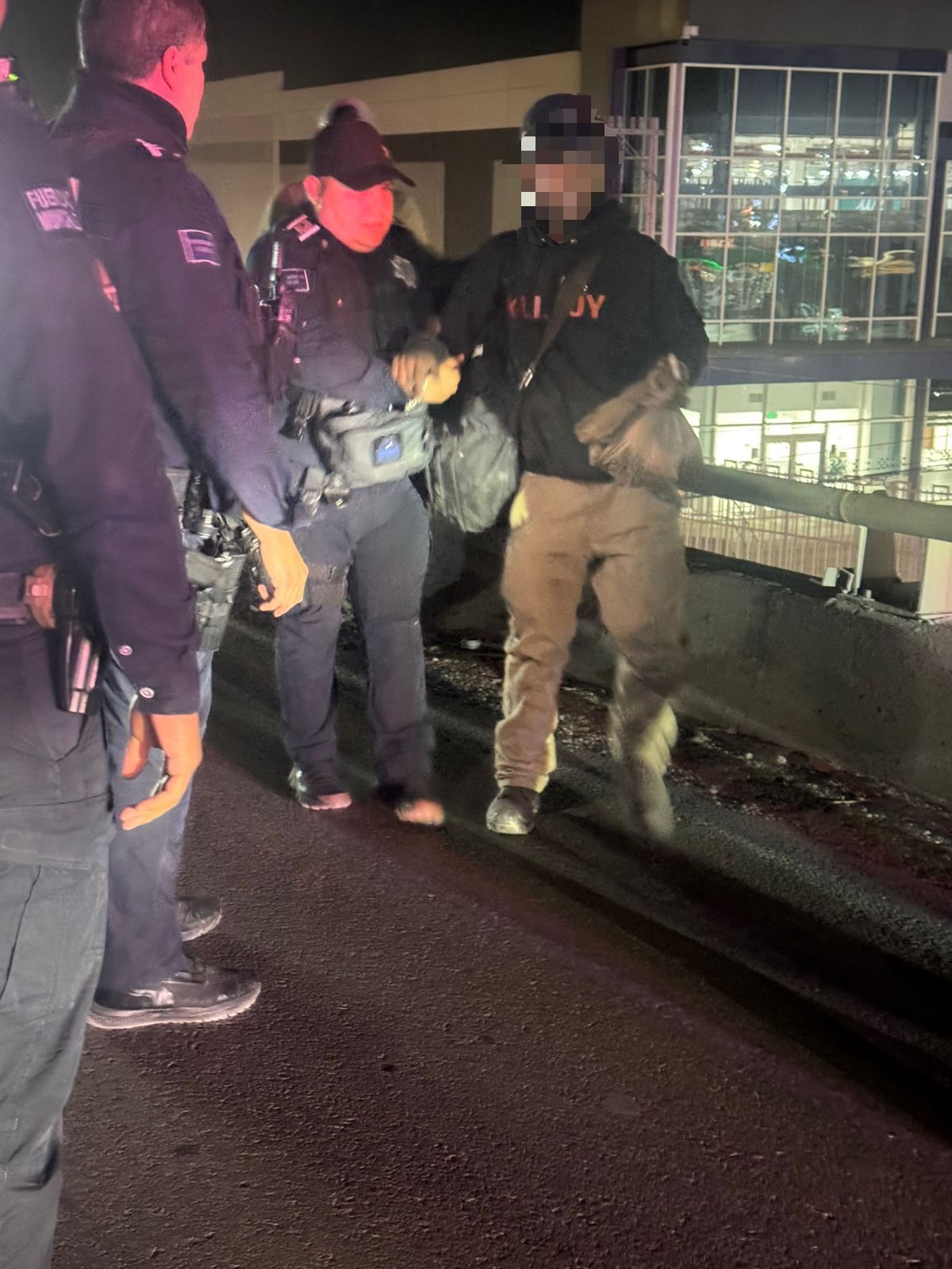 POLICÍAS EVITAN TRAGEDIA EN PUENTE DE&nbsp;JUÁREZ