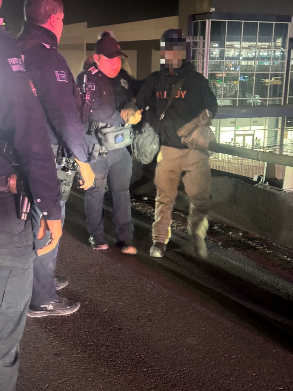 POLICÍAS EVITAN TRAGEDIA EN PUENTE DE JUÁREZ