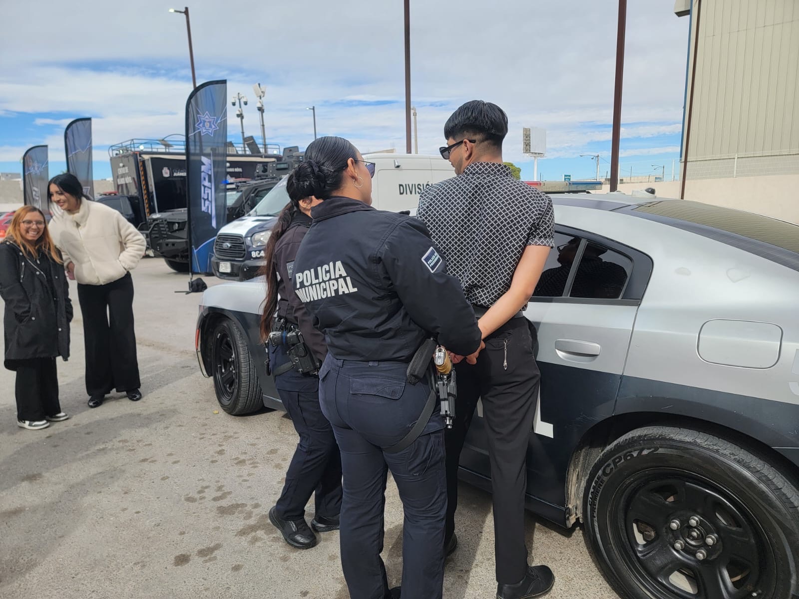 SSPM MUESTRA EQUIPO TÁCTICO A ESTUDIANTES DE UNIVERSIDAD VIZCAYA